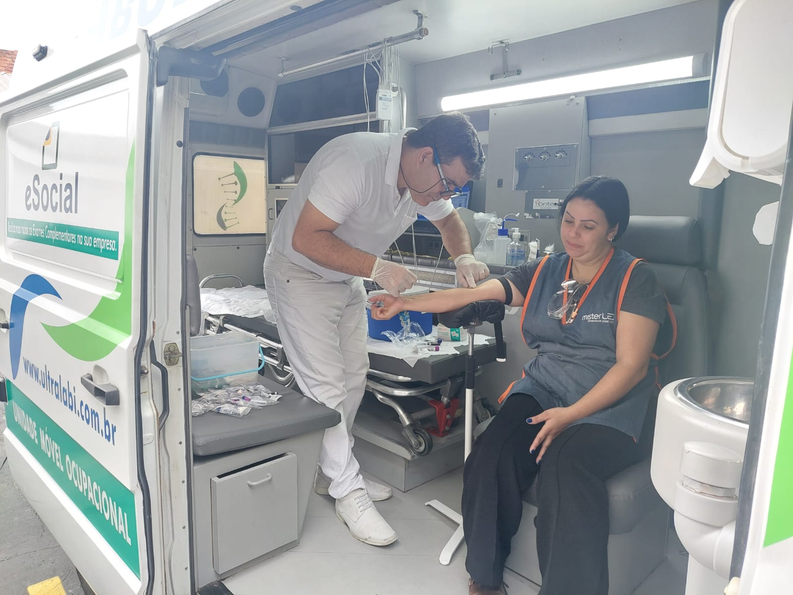 Coleta de sangue dentro da unidade móvel